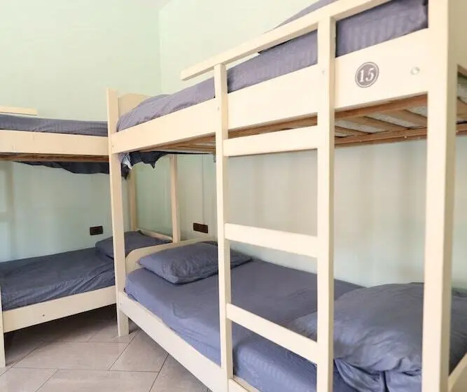 ルームシェアのワンベッド, Hostel Osho