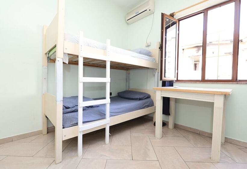 سرير فى غرفة مشتركه, Hostel Osho