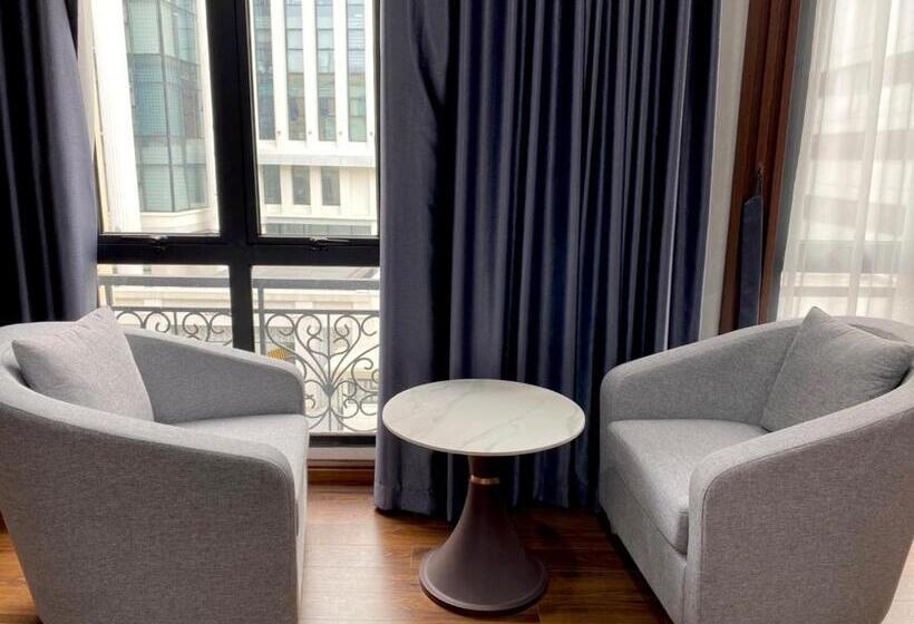 Deluxe Room, Nguyễn Quyền