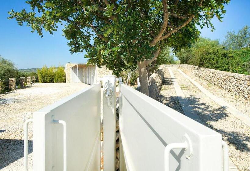 سوییت با چشم‌انداز استخر, Tenuta Busulmone Con Piscina Val Di Noto Villa & Suits