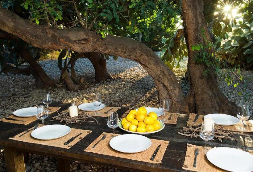 سوییت با چشم‌انداز استخر, Tenuta Busulmone Con Piscina Val Di Noto Villa & Suits