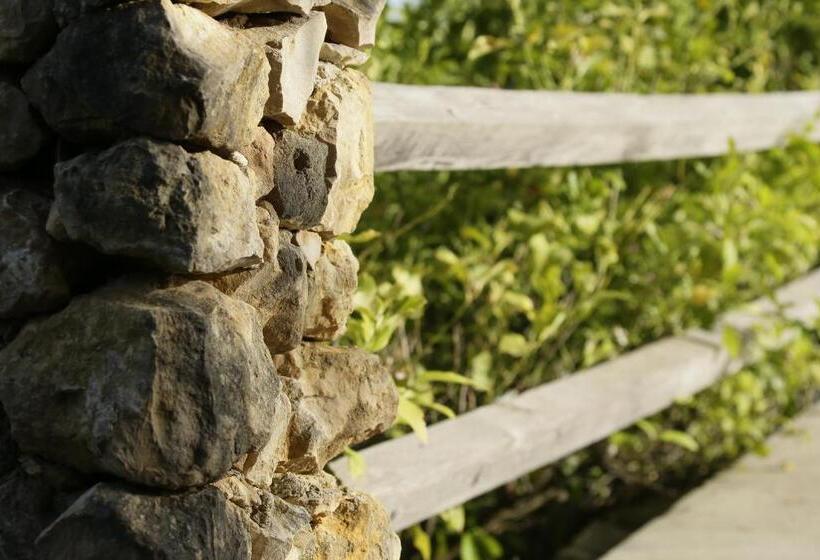 سوییت با چشم‌انداز استخر, Tenuta Busulmone Con Piscina Val Di Noto Villa & Suits