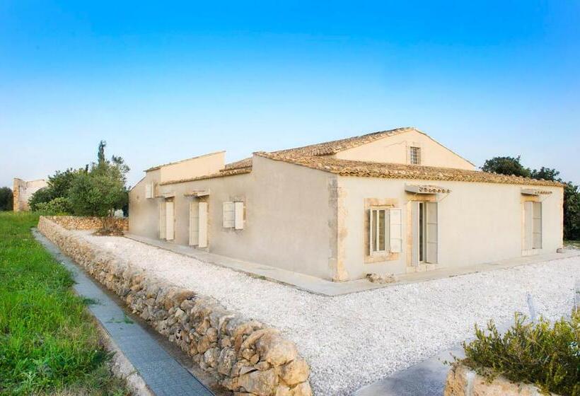 ویلای لوکس 1 خوابه, Tenuta Busulmone Con Piscina Val Di Noto Villa & Suits