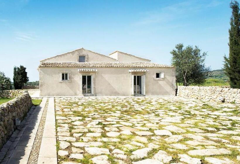 ویلای لوکس 1 خوابه, Tenuta Busulmone Con Piscina Val Di Noto Villa & Suits