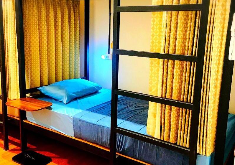 家庭工作室, Three Hostel At Night Market Pakchong