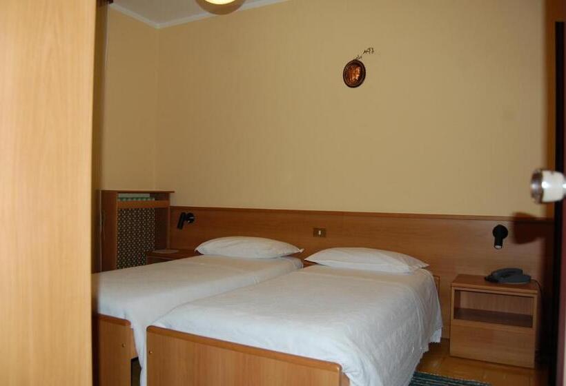 חדר לארבעה סטנדרטי עם מרפסת, Albergo Motel Dosdè B&b