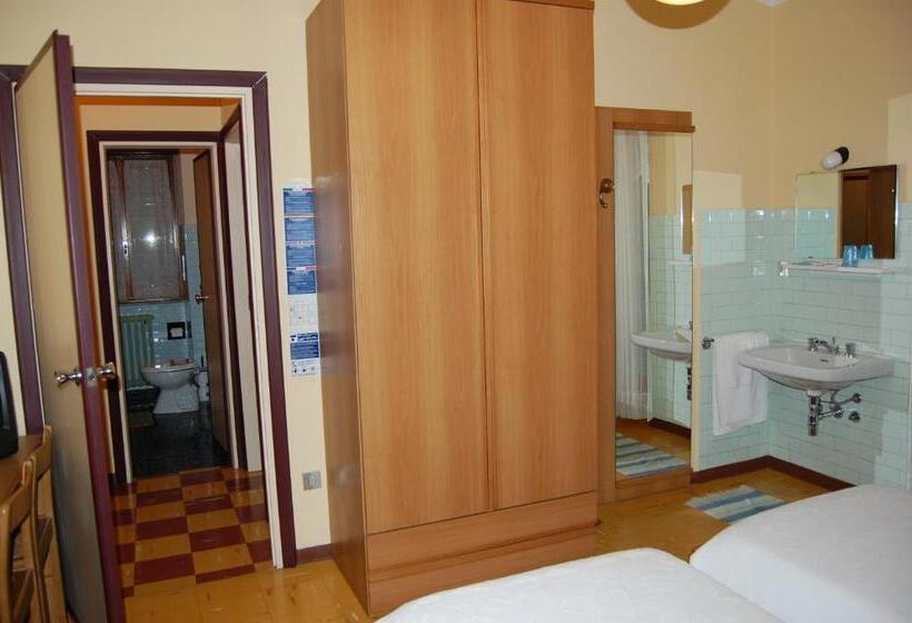 חדר לארבעה סטנדרטי עם מרפסת, Albergo Motel Dosdè B&b