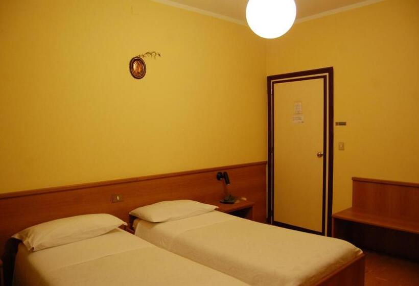 Четырехместный Номер Стандарт с Балконом, Albergo Motel Dosdè B&b
