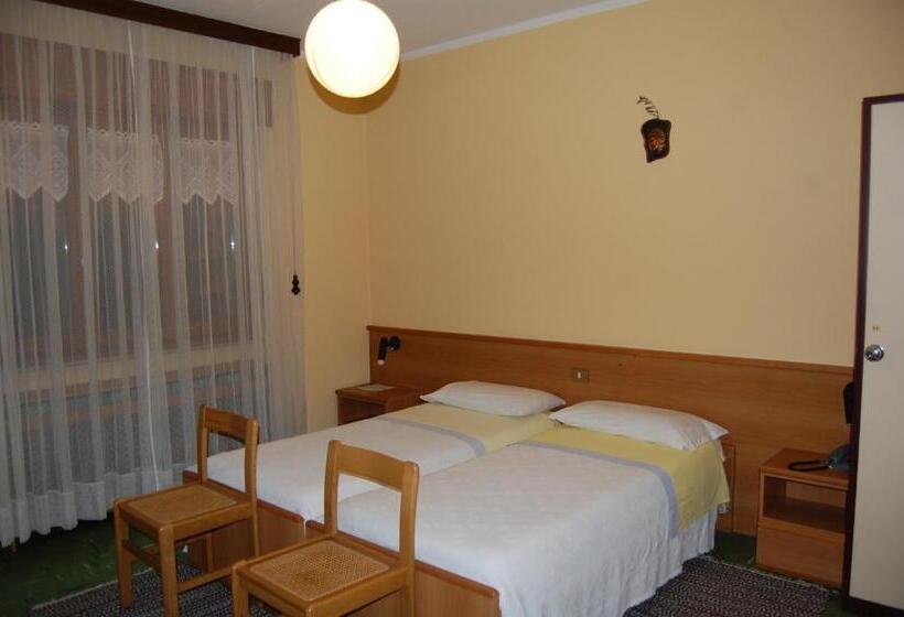 חדר לארבעה סטנדרטי עם מרפסת, Albergo Motel Dosdè B&b