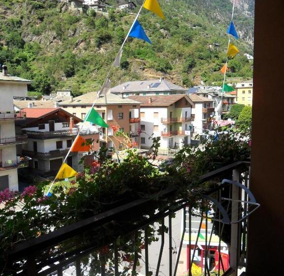 חדר לארבעה סטנדרטי עם מרפסת, Albergo Motel Dosdè B&b