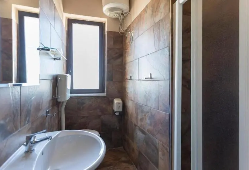 Economy Triple Room, Beatus Suites And Rooms B&b
