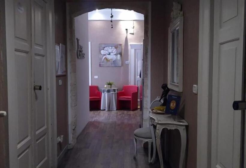 اتاق لوکس سه تخته, Cconforthotels R&b Dolci Notti   Self Check In