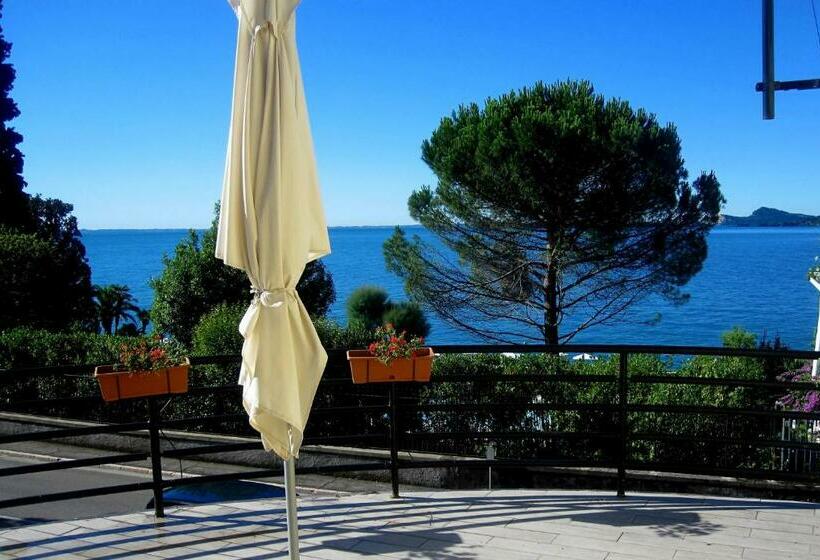 غرفة قياسية مطلّة علي البحيرة, Aquavite