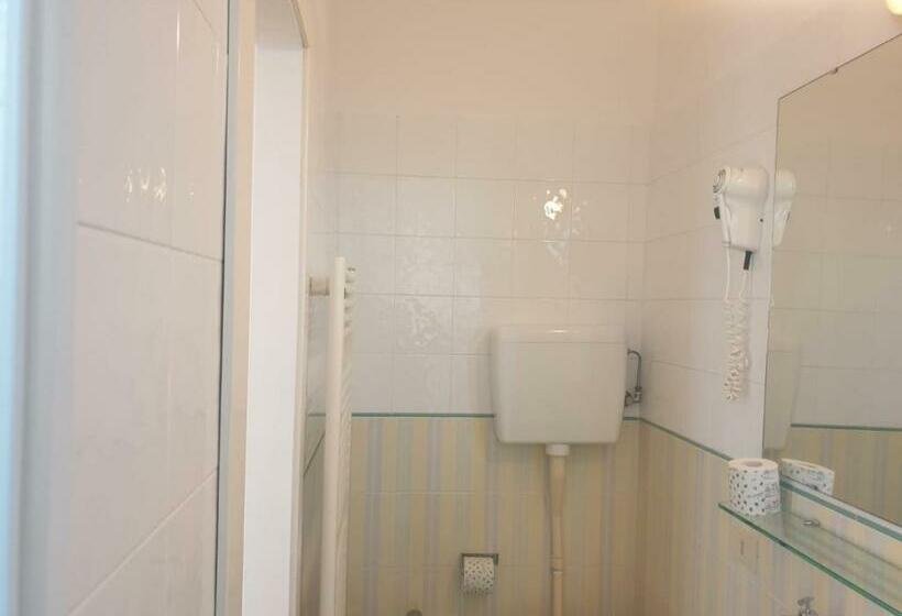 エコノミールーム, Bianca Vela