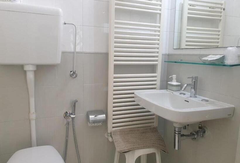 スタンダードルーム, Bianca Vela