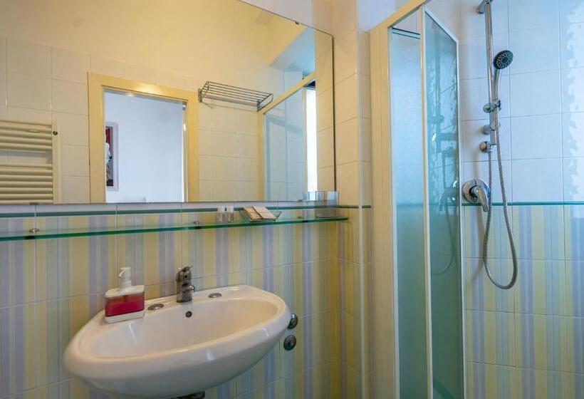 エコノミールーム, Bianca Vela