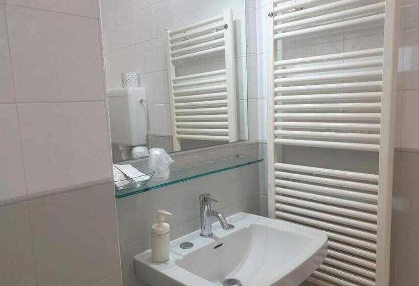 スタンダードルーム, Bianca Vela