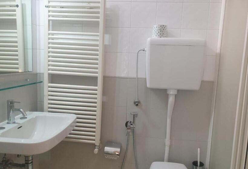 スタンダードルーム, Bianca Vela