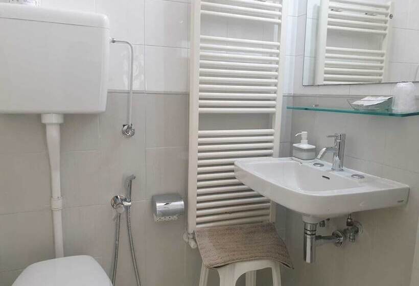 エコノミールーム, Bianca Vela