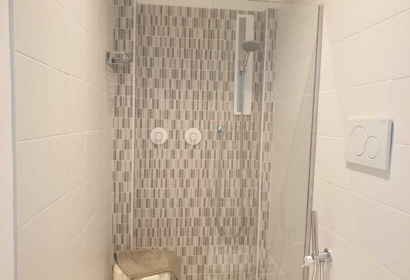 スタンダードルーム, Bianca Vela