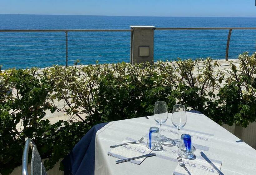 غرفة قياسية مطلّة علي البحر, Caravella