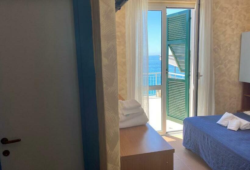 غرفة قياسية مطلّة علي البحر مزوَّدة بشُرفة, Caravella