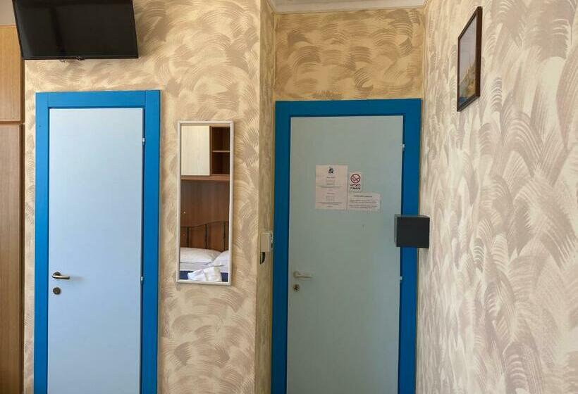 غرفة قياسية مطلّة علي البحر, Caravella