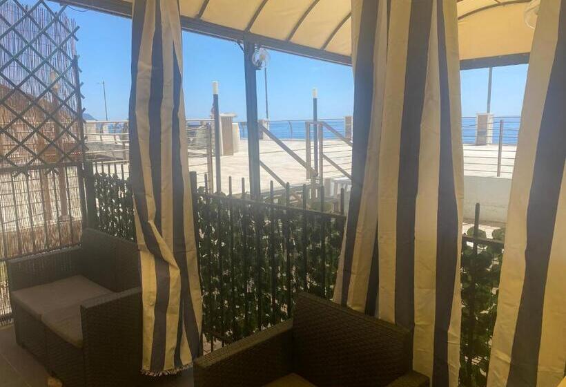 غرفة قياسية ثلاثية مزودة بشرفة, Caravella