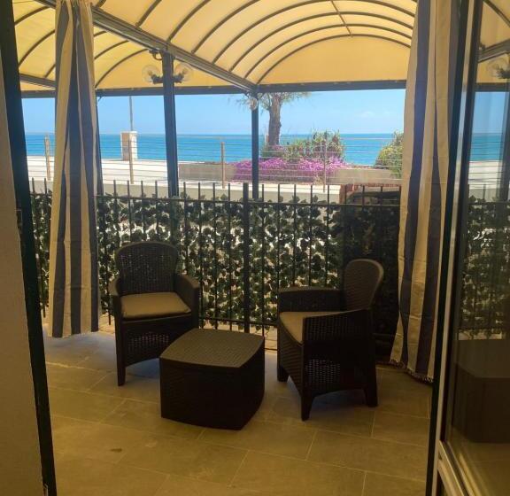 غرفة قياسية ثلاثية مزودة بشرفة, Caravella