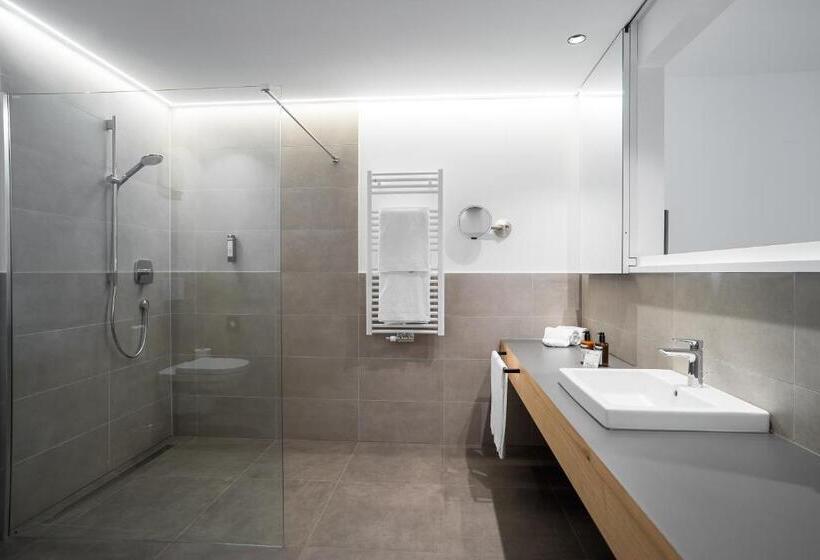سوئیت با بالکن, Haller Suites & Restaurant