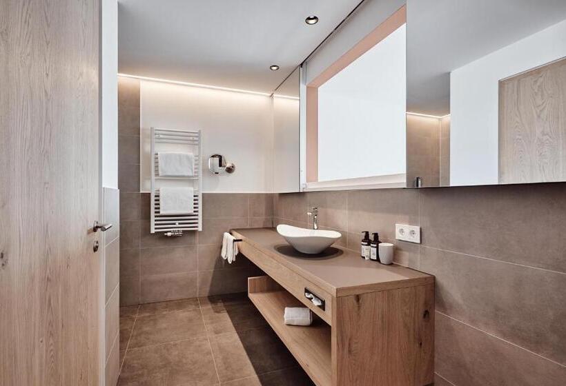 سوئیت با بالکن, Haller Suites & Restaurant