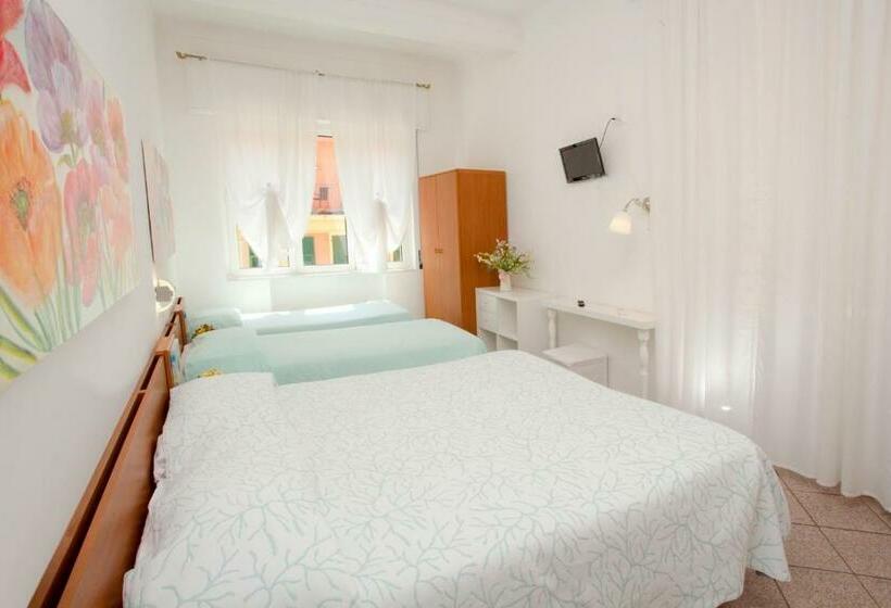 4인용 스탠다드 룸, Lydia