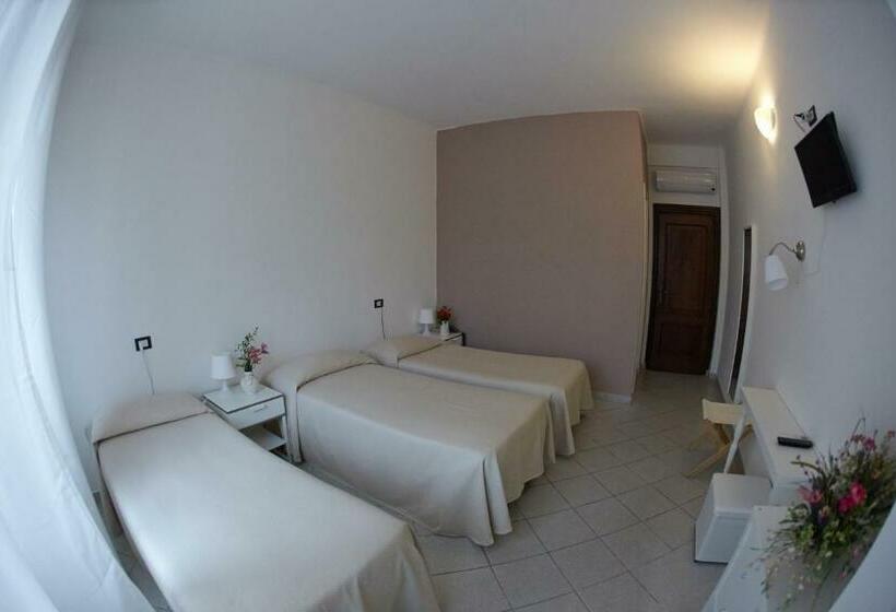 스탠다드 트리플 룸, Lydia