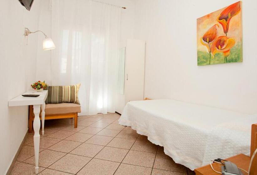 스탠다드 싱글 룸, Lydia