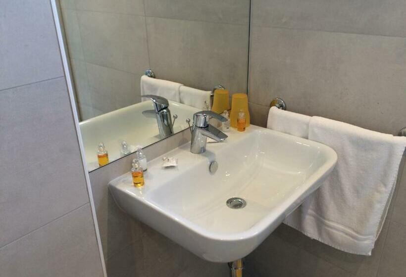 标准单人间, Pigalle