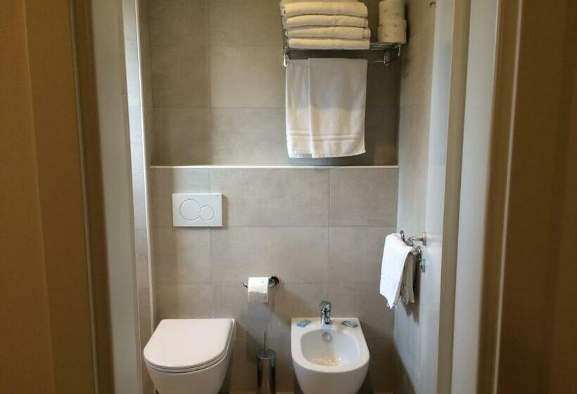 标准三人间, Pigalle