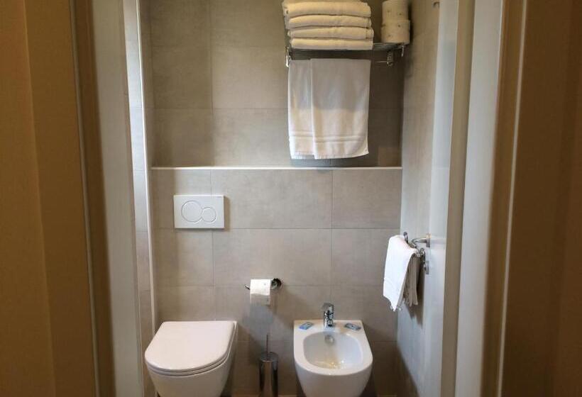 四人标准间, Pigalle