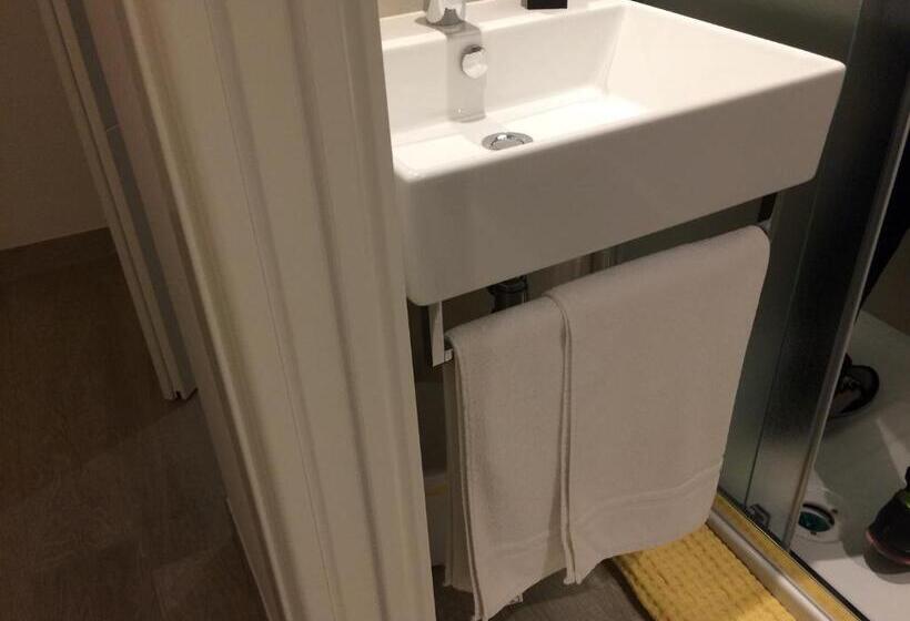 四人标准间, Pigalle