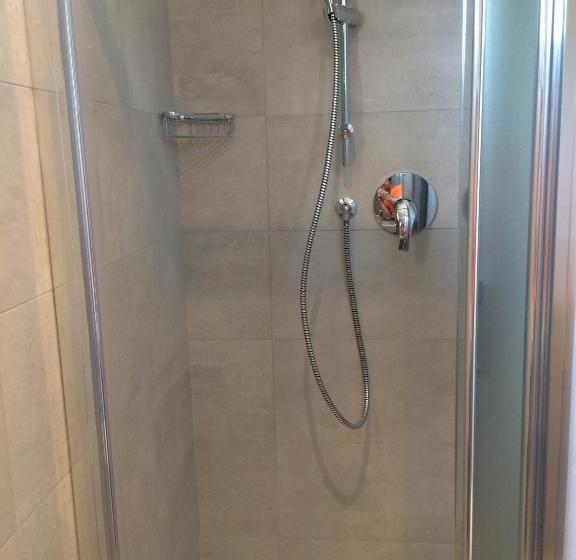 四人标准间, Pigalle