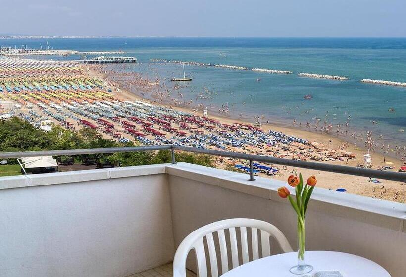 חדר משפחתי נוף לים, Promenade