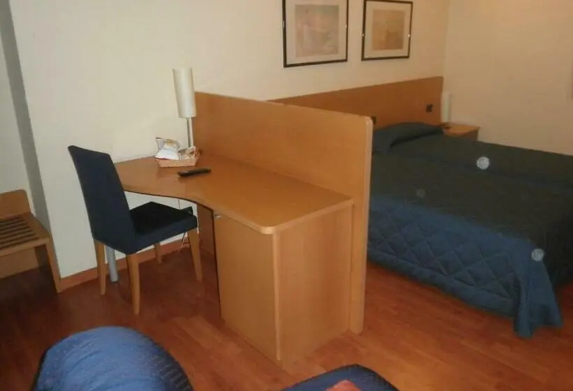 Standard Kolmen Hengen Huone, Selide