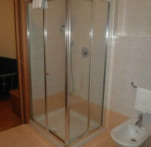 Standard Kolmen Hengen Huone, Selide