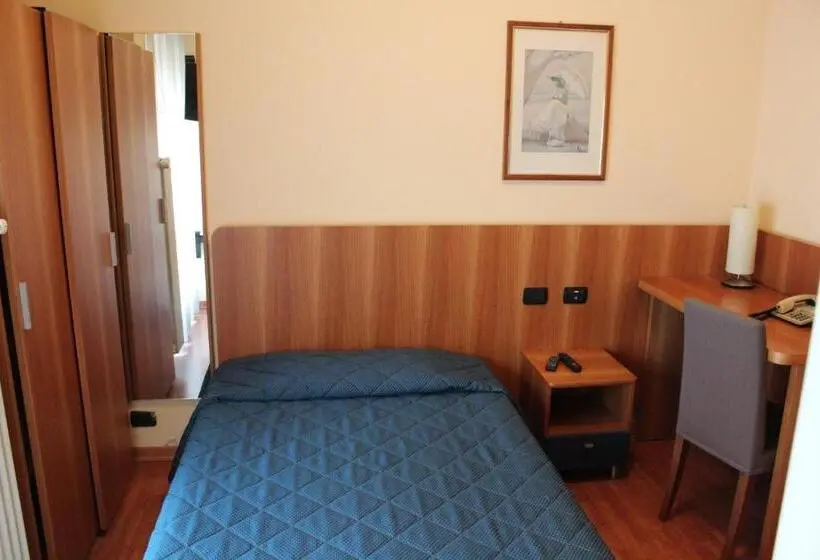 Economy Yhden Hengen Huone, Selide