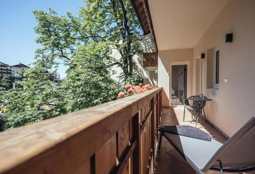جناح جونيور, Tirolerhof