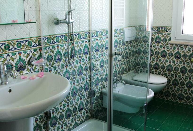 غرفة قياسية مطلّة علي البحر, Torre Bennistra