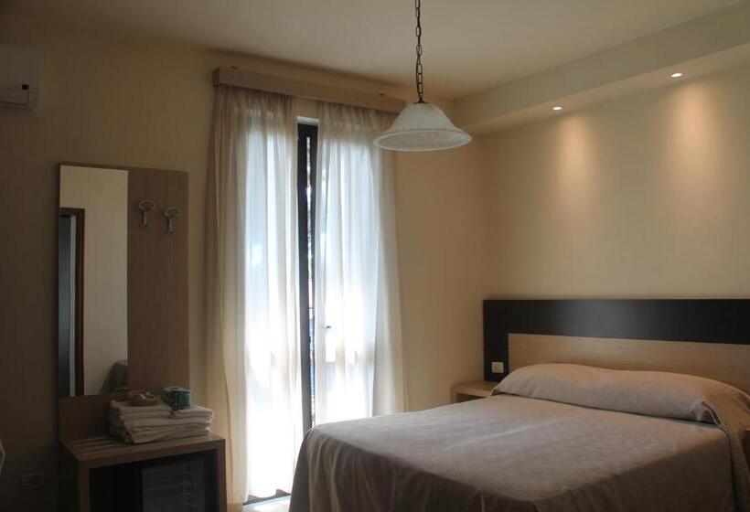 标准三人间, Virginia