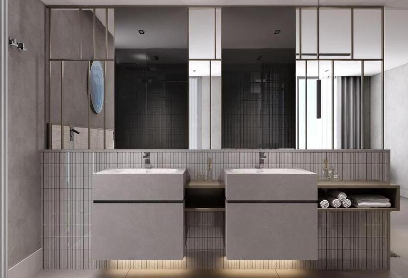 سوییت لوکس, Four Hills