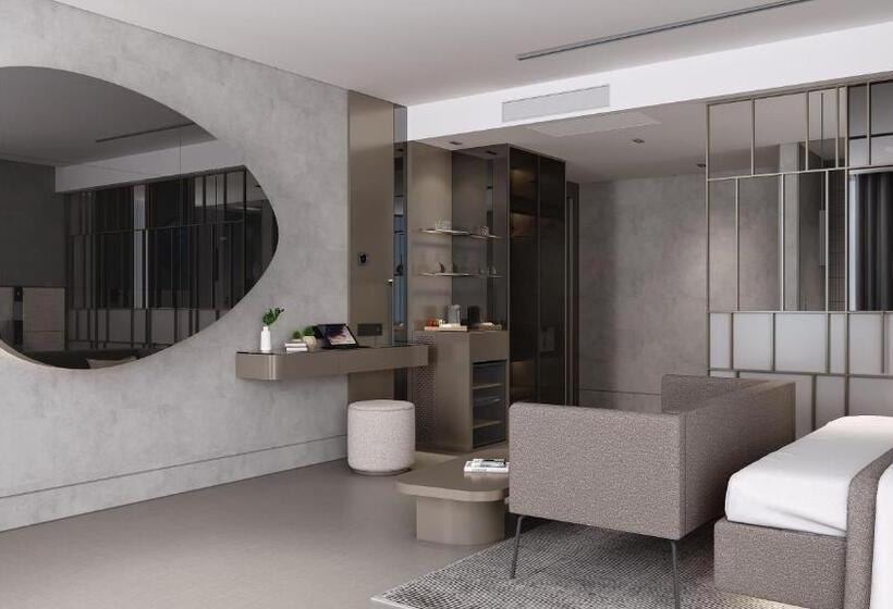 سوییت لوکس, Four Hills