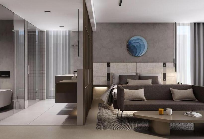 سوییت لوکس, Four Hills