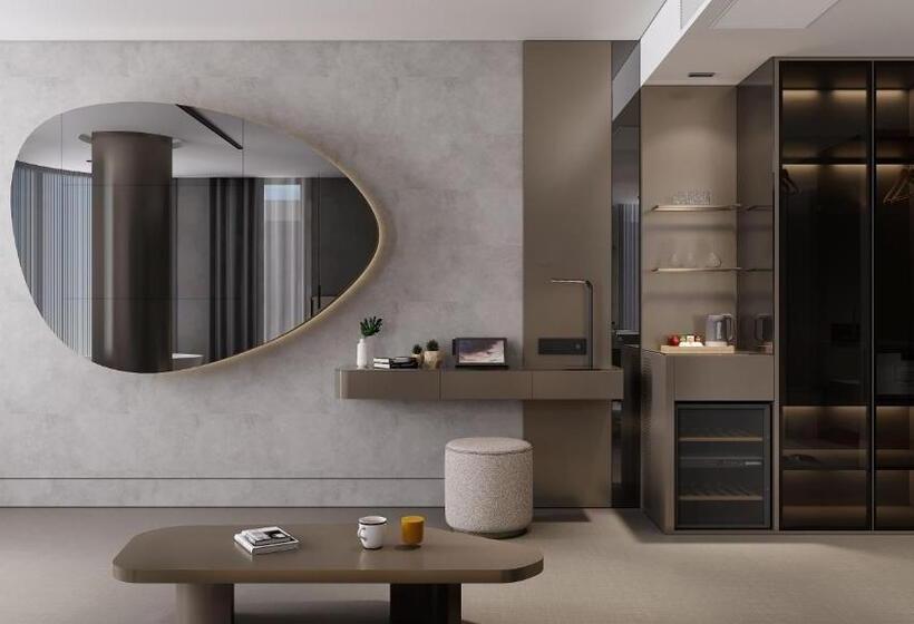 سوییت لوکس, Four Hills